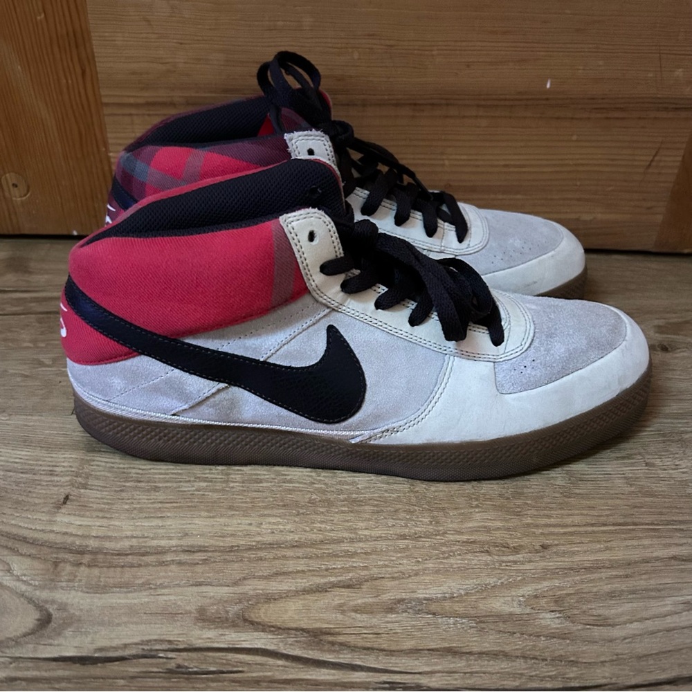 Nike 6.0 shoes Mens 12. Beige/red